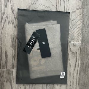 MENS ESSENTIALS 1977 100% authentic shirt size large.